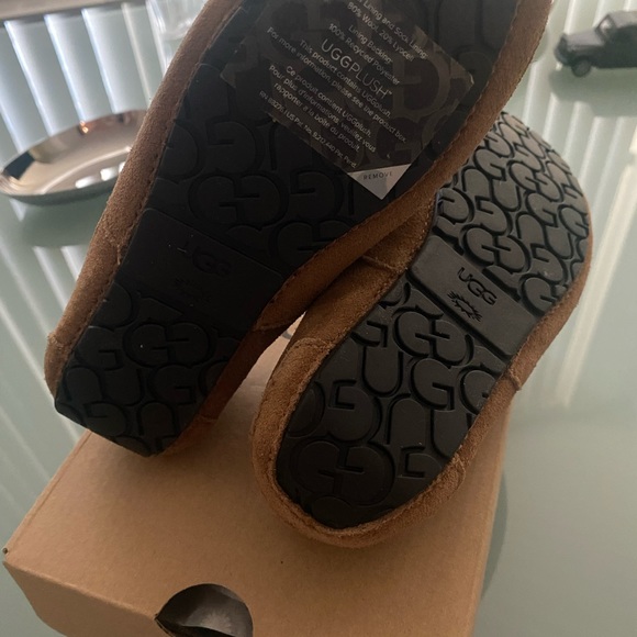 Kids UGG Ascot slippers- Brand NEW - Picture 10 of 11